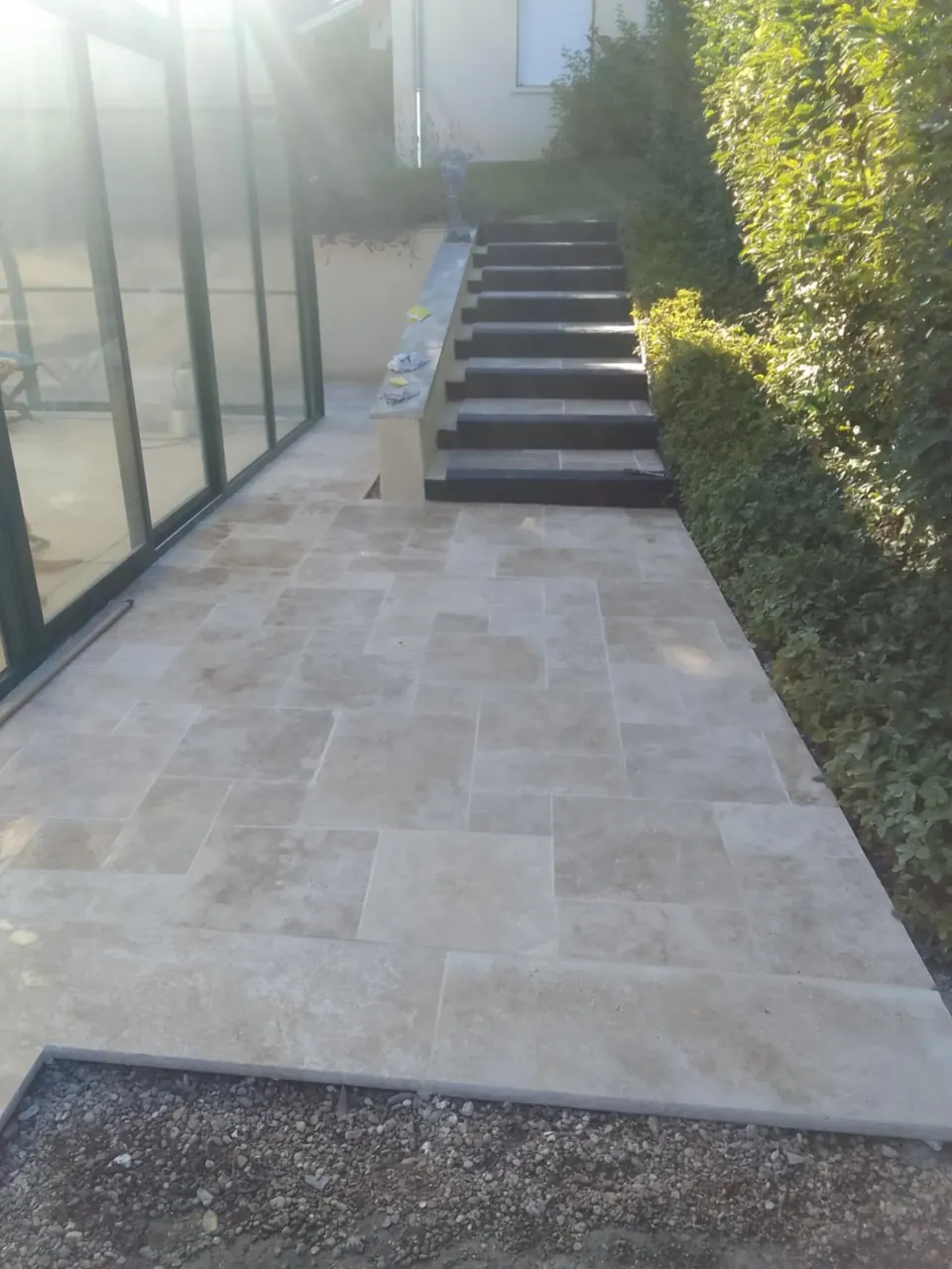 Allée et marches en pierre naturelle dans un jardin