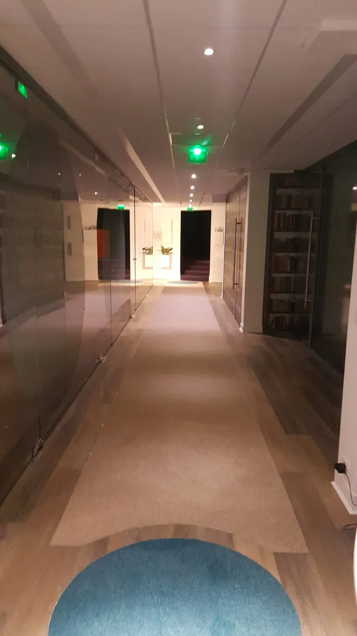 Couloir de bureaux avec parquet et cloisons vitrées
