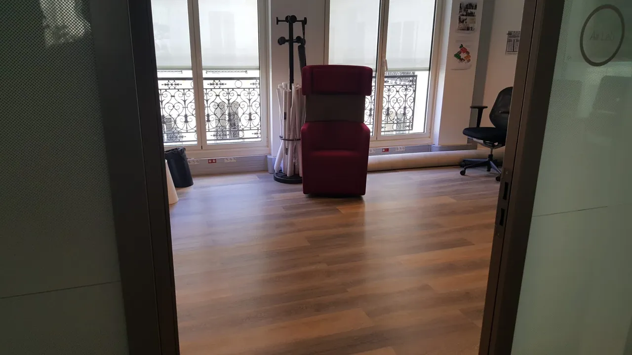 Espace de bureaux aménagé avec parquet et coin lounge