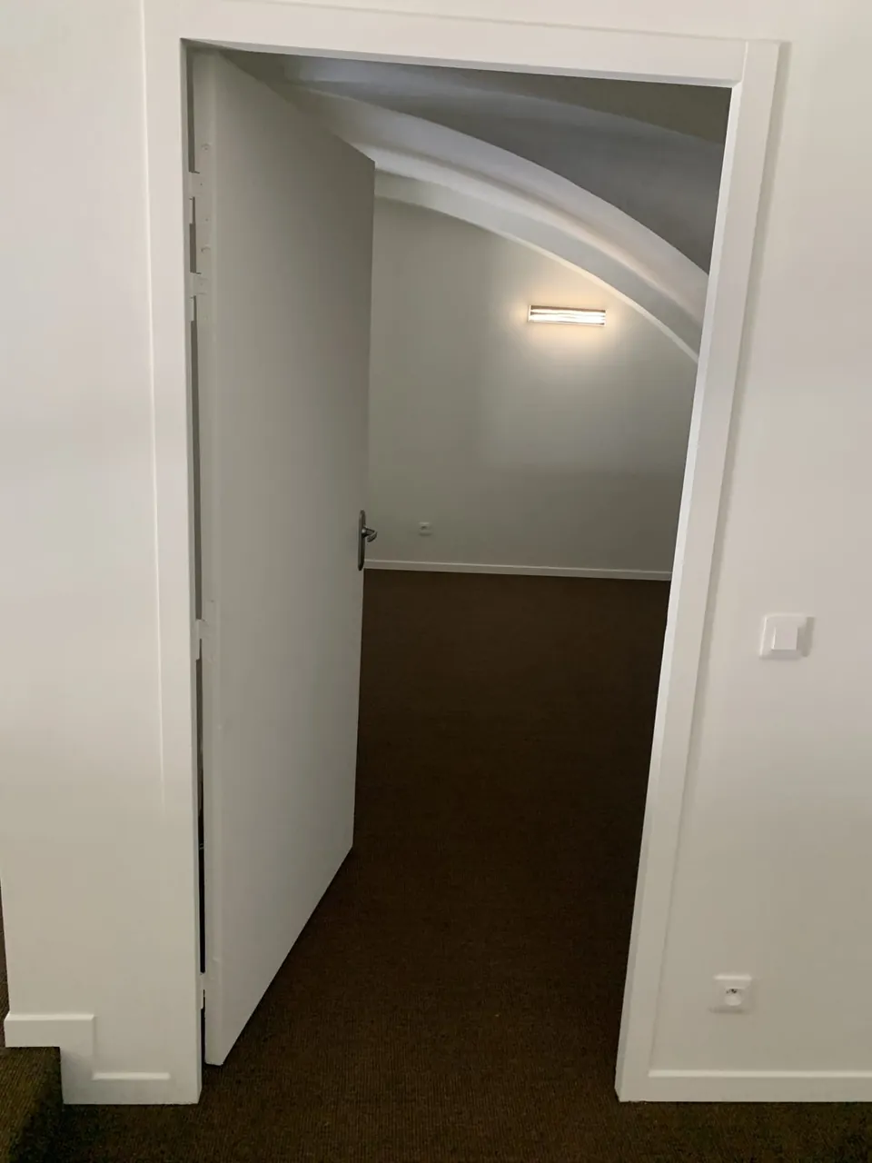 Chambre sous voûte entièrement repeinte avec moquette