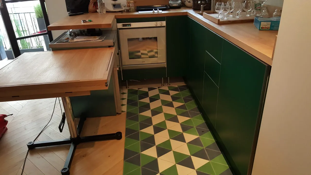 Cuisine sur mesure laquée verte avec carreaux de ciment géométriques