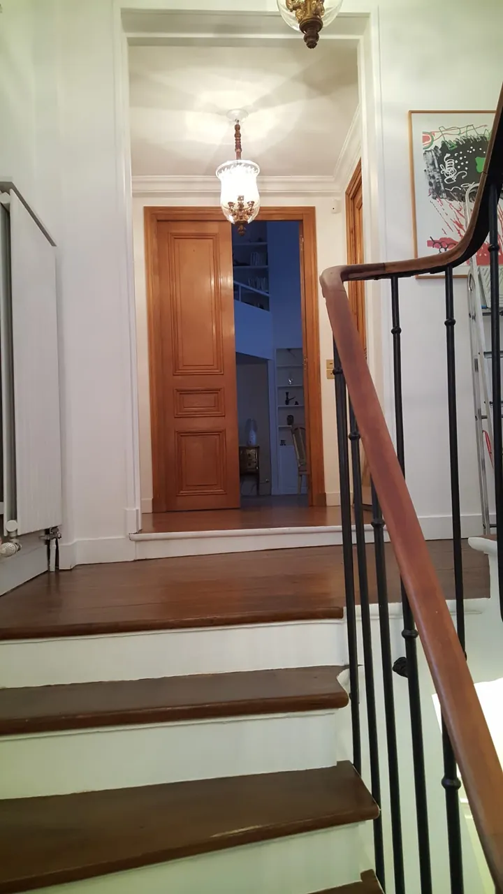 Escalier haussmannien restauré avec marches bois et garde-corps fer