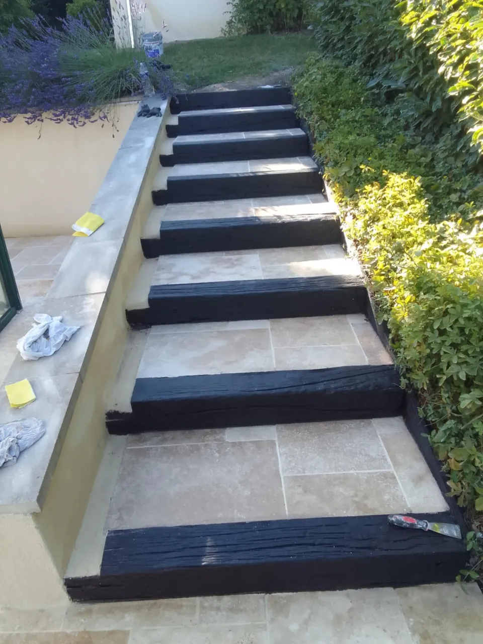 Escalier de jardin en pierre avec contremarches noires et lavande