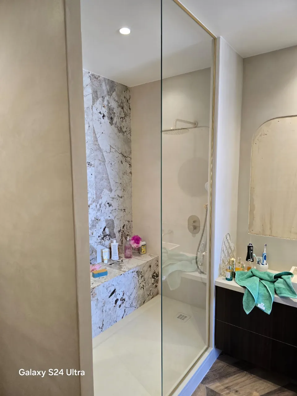 Douche à l'italienne avec paroi vitrée et marbre
