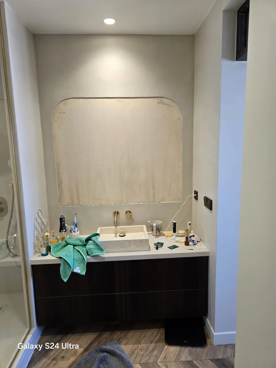 Salle de bain avec meuble vasque bois et grand miroir